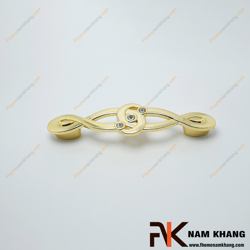 Tay nắm cửa tủ mạ vàng bóng NK387-128V thiết kế độc đáo với dạng xoắn và tạo điểm nhấn bằng pha lê ở giữa thân tay nắm
