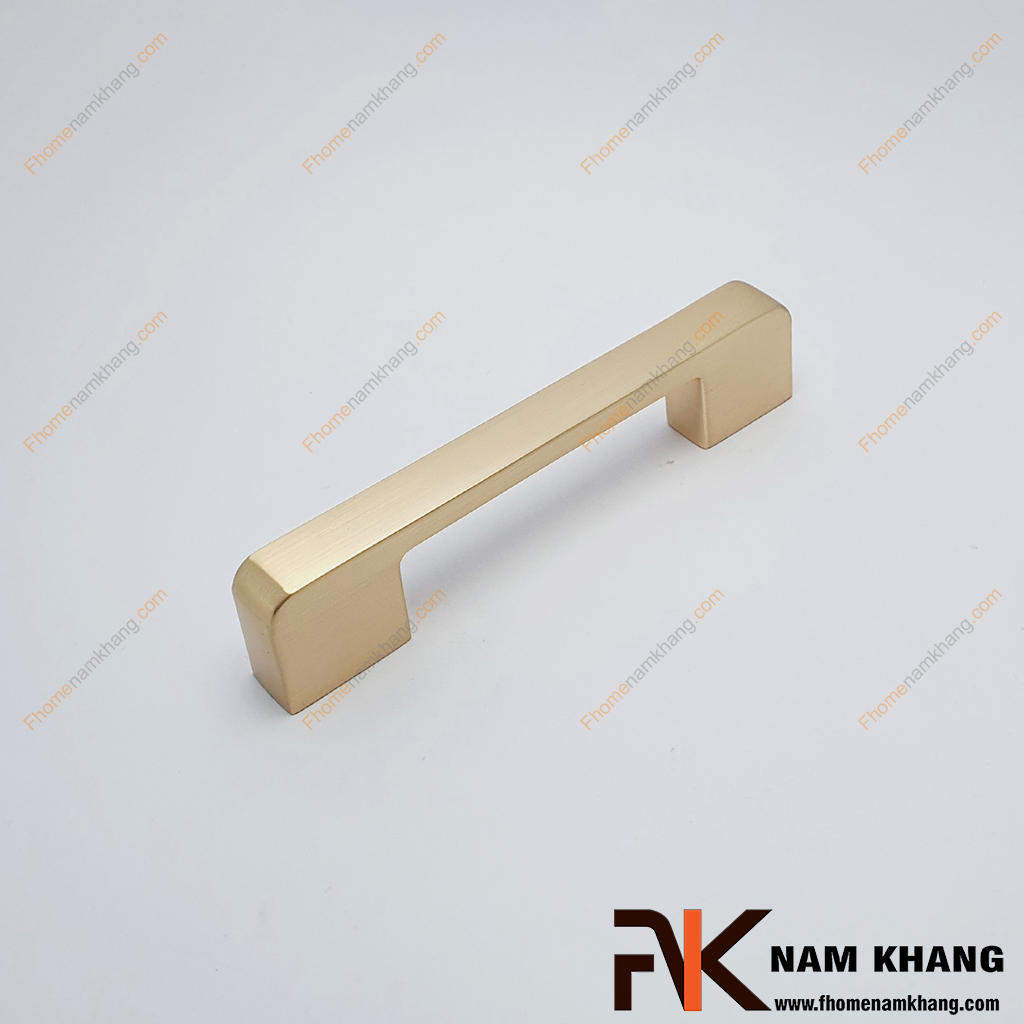 Tay nắm tủ màu vàng mờ dạng thanh bo tròn NK143L-VM mẫu tay nắm cửa tủ phong cách tối giản, với thiết kế hiện đại và đường nét vuông vức.