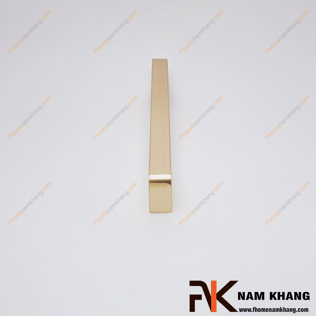 Tay nắm tủ màu vàng mờ dạng thanh bo tròn NK143L-VM mẫu tay nắm cửa tủ phong cách tối giản, với thiết kế hiện đại và đường nét vuông vức.