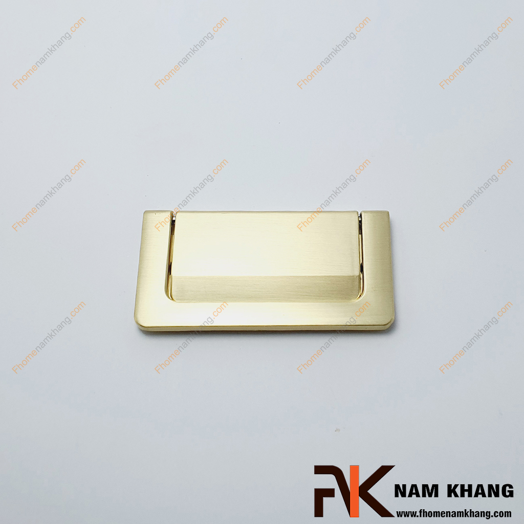 Tay cầm cửa tủ vuông rơi NK380L-64VM - Tay nắm cửa tủ được thiết kế dạng vòng rơi với hình khối chữ nhật gọn gàng, các góc bo nhẹ tạo cảm giác chắc chắn và hiện đại.