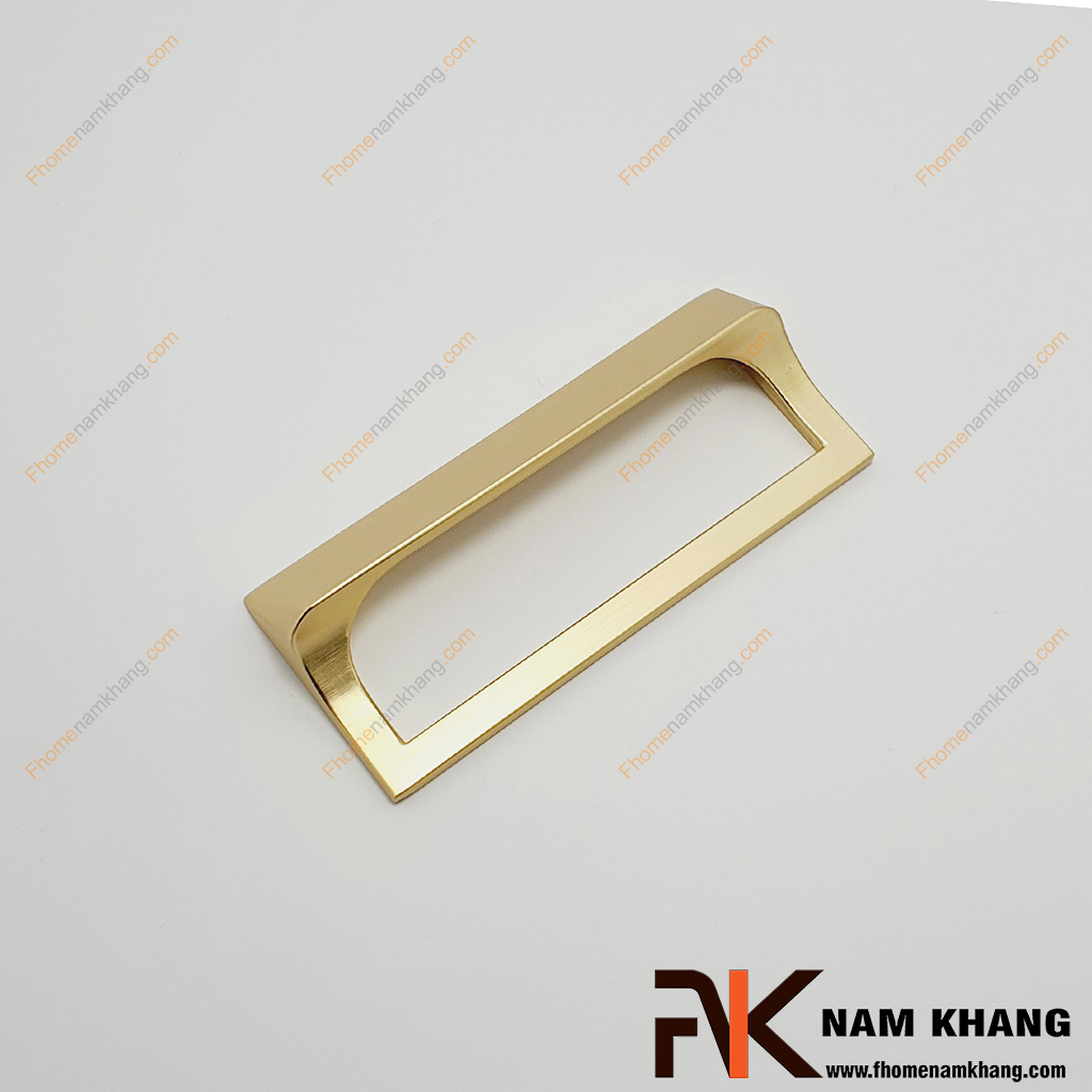 Tay kéo cửa tủ vàng mờ NK446V-96VM là một mẫu thiết kế tay nắm tủ đơn giản vuông góc với khuôn dạng móc.