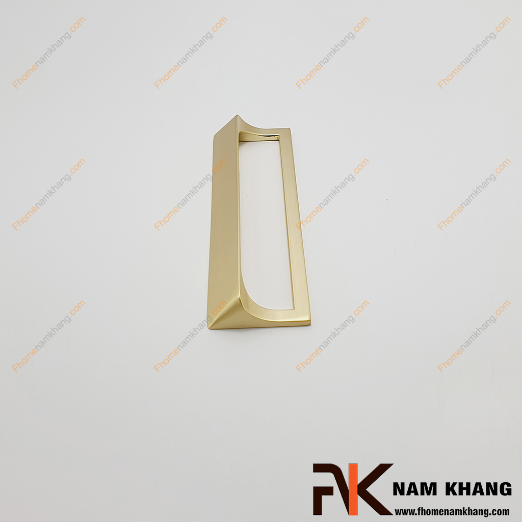 Tay kéo cửa tủ vàng mờ NK446V-96VM là một mẫu thiết kế tay nắm tủ đơn giản vuông góc với khuôn dạng móc.