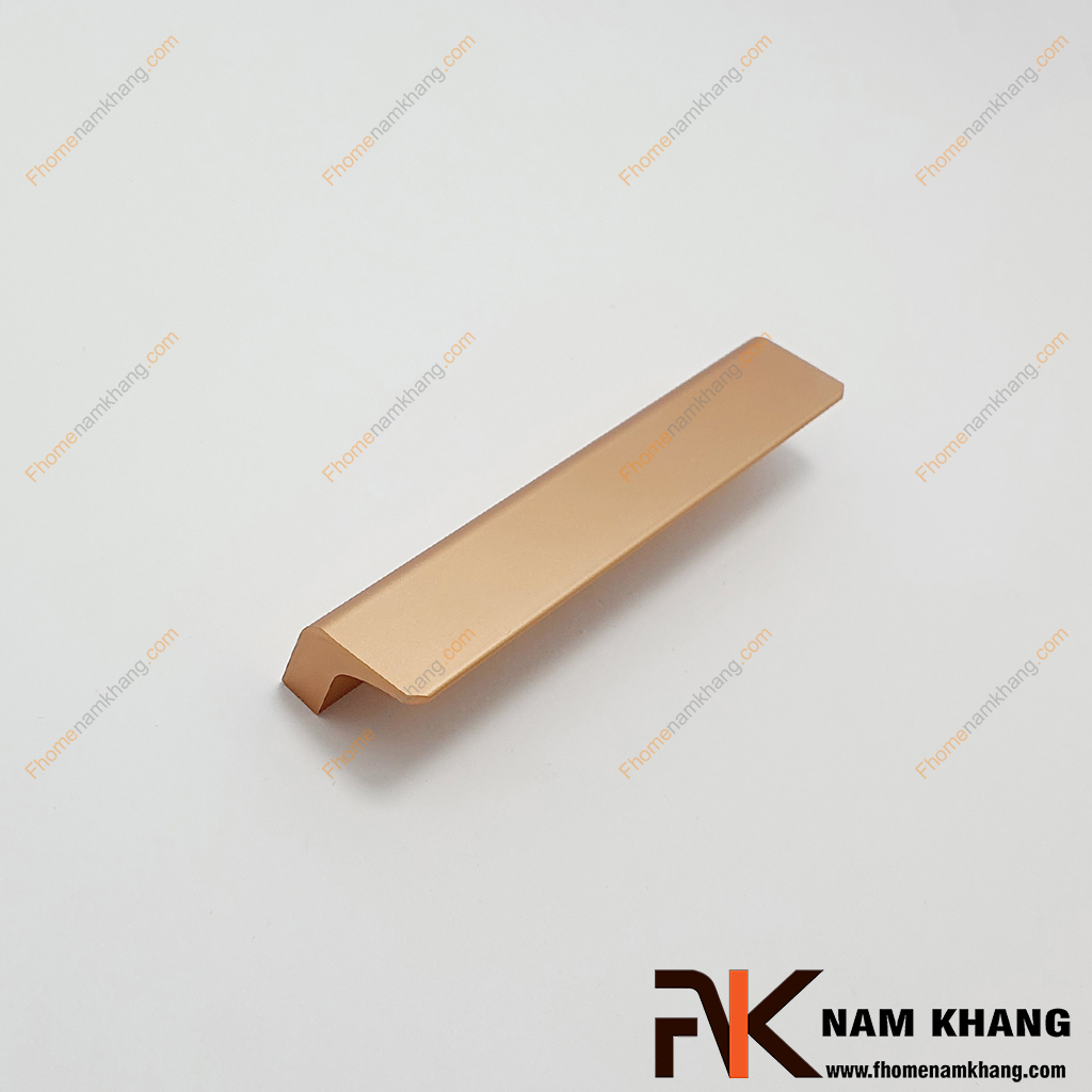 Tay cầm cửa tủ dạng cong hợp kim màu vàng mờ NK014S-VM kiểu dáng tay nắm dương có lối thiết kế cong gập với nhiều size và màu mang lại nhiều sự lựa chọn cho quý khách.