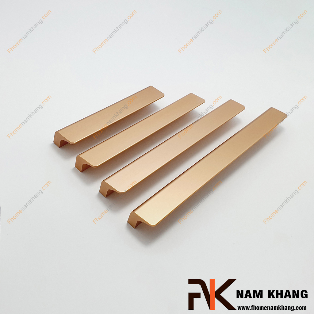 Tay cầm cửa tủ dạng cong hợp kim màu vàng mờ NK014S-VM kiểu dáng tay nắm dương có lối thiết kế cong gập với nhiều size và màu mang lại nhiều sự lựa chọn cho quý khách.