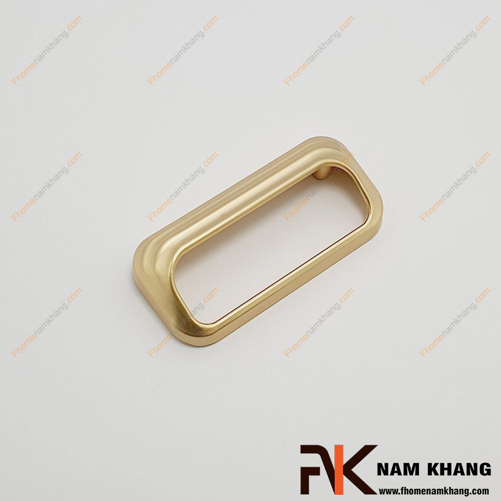 Tay kéo cửa tủ dạng vòm vàng mờ NK446T-VM là một mẫu thiết kế tay nắm tủ đơn giản tròn góc với khuôn dạng bo tròn phân tầng.