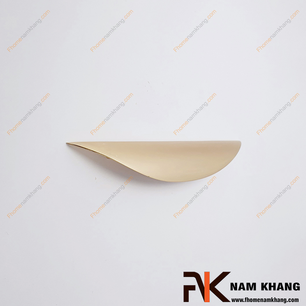 Tay nắm cửa tủ màu vàng mờ NK063L-96VM sở hữu thiết kế thanh mảnh với đường cong mềm mại, tạo cảm giác tinh tế và nhẹ nhàng khi nhìn vào.