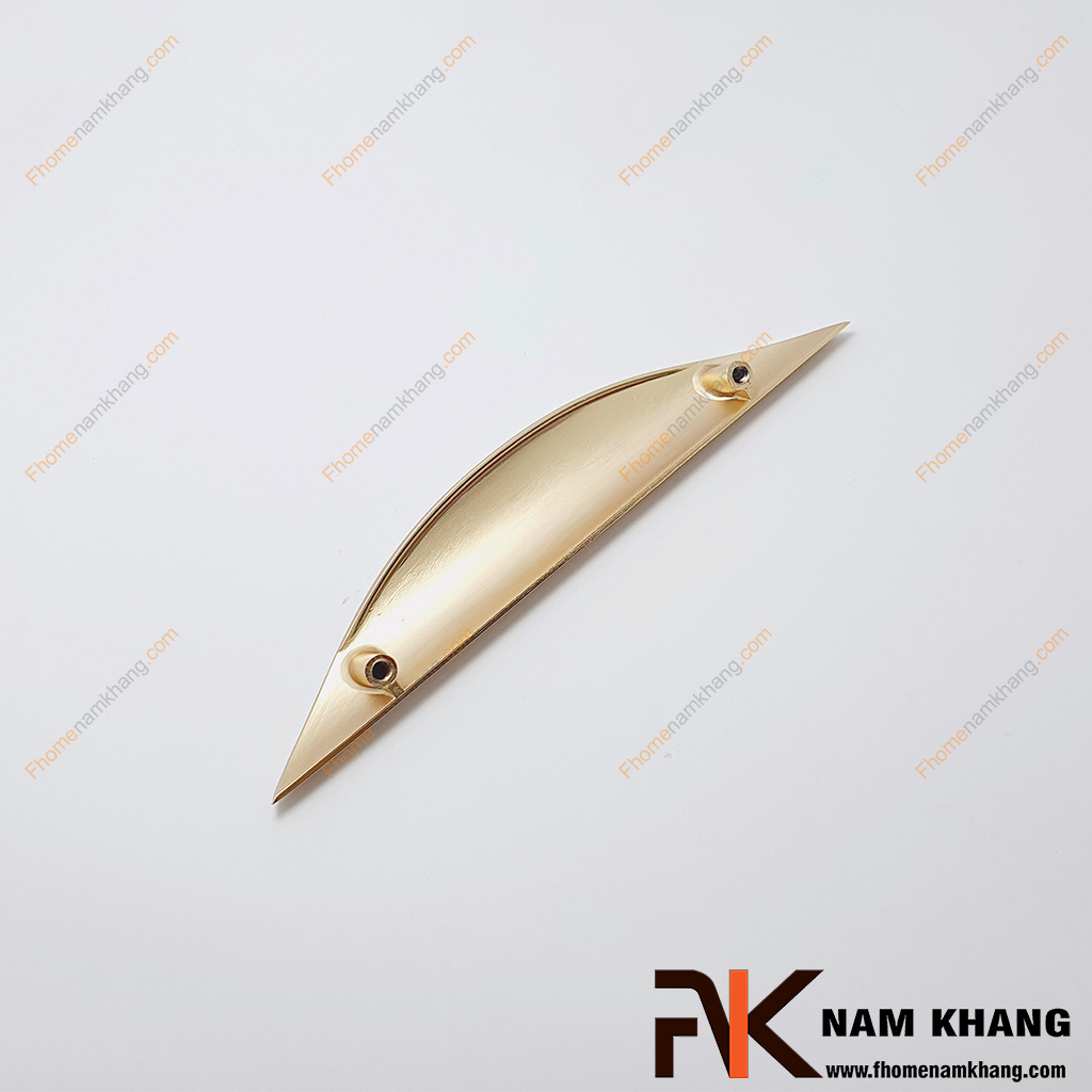 Tay nắm cửa tủ màu vàng mờ NK063L-96VM sở hữu thiết kế thanh mảnh với đường cong mềm mại, tạo cảm giác tinh tế và nhẹ nhàng khi nhìn vào.