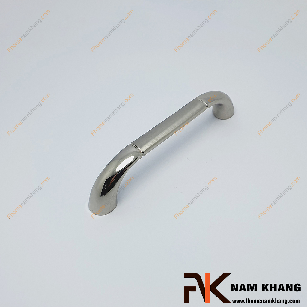 Tay nắm cửa tủ hợp kim dạng trơn NK389-B được sử dụng nhiều trên nhiều phong cách tủ kệ khác nhau. Sản phẩm được tin dùng trên các loại tủ kệ trưng bày, tủ quần áo, tủ phong thủy , ngăn kệ bàn làm việc,