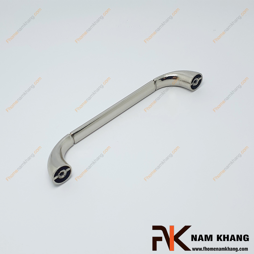 Tay nắm cửa tủ hợp kim dạng trơn NK389-B được sử dụng nhiều trên nhiều phong cách tủ kệ khác nhau. Sản phẩm được tin dùng trên các loại tủ kệ trưng bày, tủ quần áo, tủ phong thủy , ngăn kệ bàn làm việc,