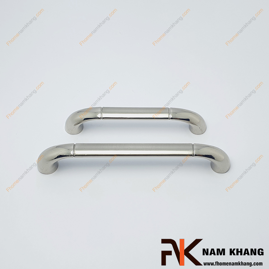 Tay nắm cửa tủ hợp kim dạng trơn NK389-B được sử dụng nhiều trên nhiều phong cách tủ kệ khác nhau. Sản phẩm được tin dùng trên các loại tủ kệ trưng bày, tủ quần áo, tủ phong thủy , ngăn kệ bàn làm việc,