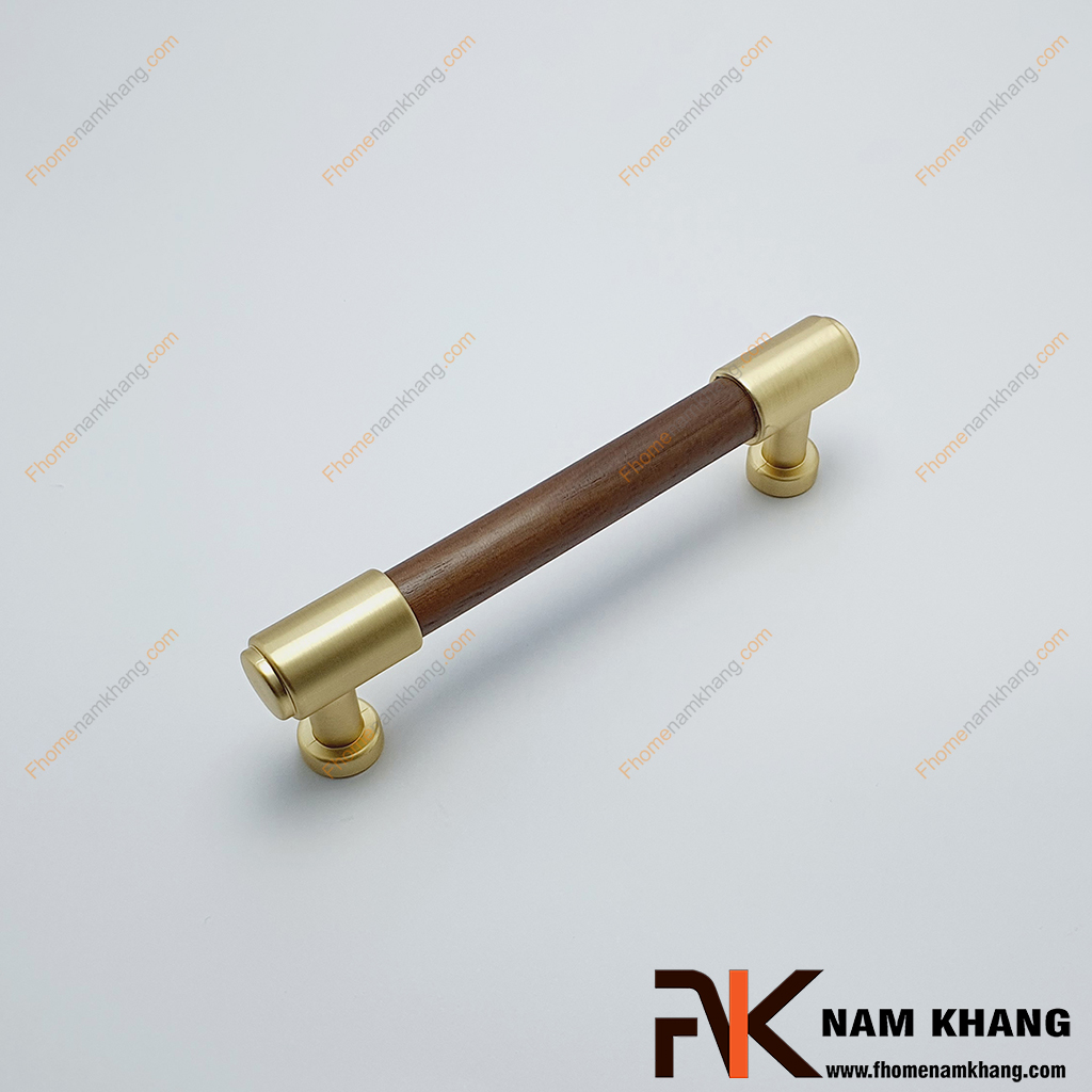 Tay nắm tủ phối gỗ NK465G-96GD, dòng tay nắm mạ vàng 2 đầu và phần thân tròn sử dụng phối gỗ ấn tượng và sang trọng.