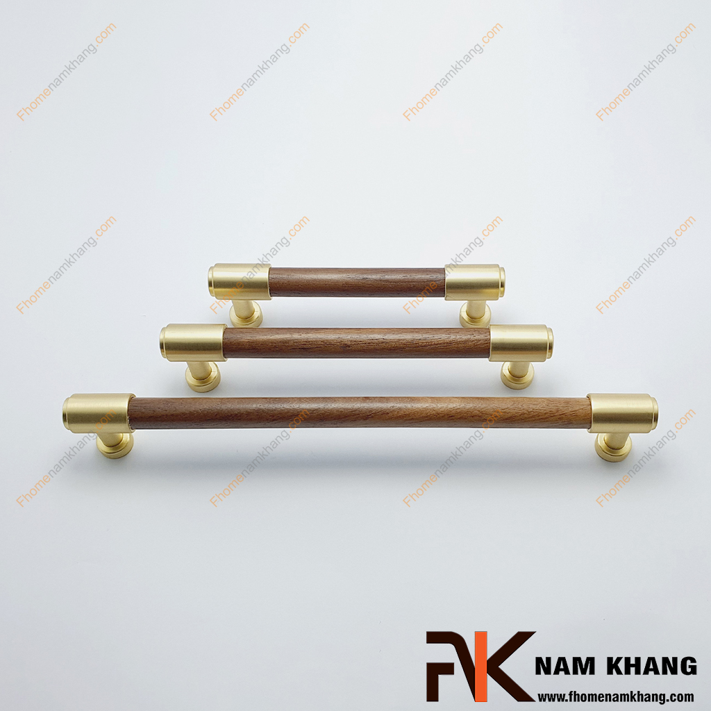 Tay nắm tủ phối gỗ NK465G-96GD, dòng tay nắm mạ vàng 2 đầu và phần thân tròn sử dụng phối gỗ ấn tượng và sang trọng.