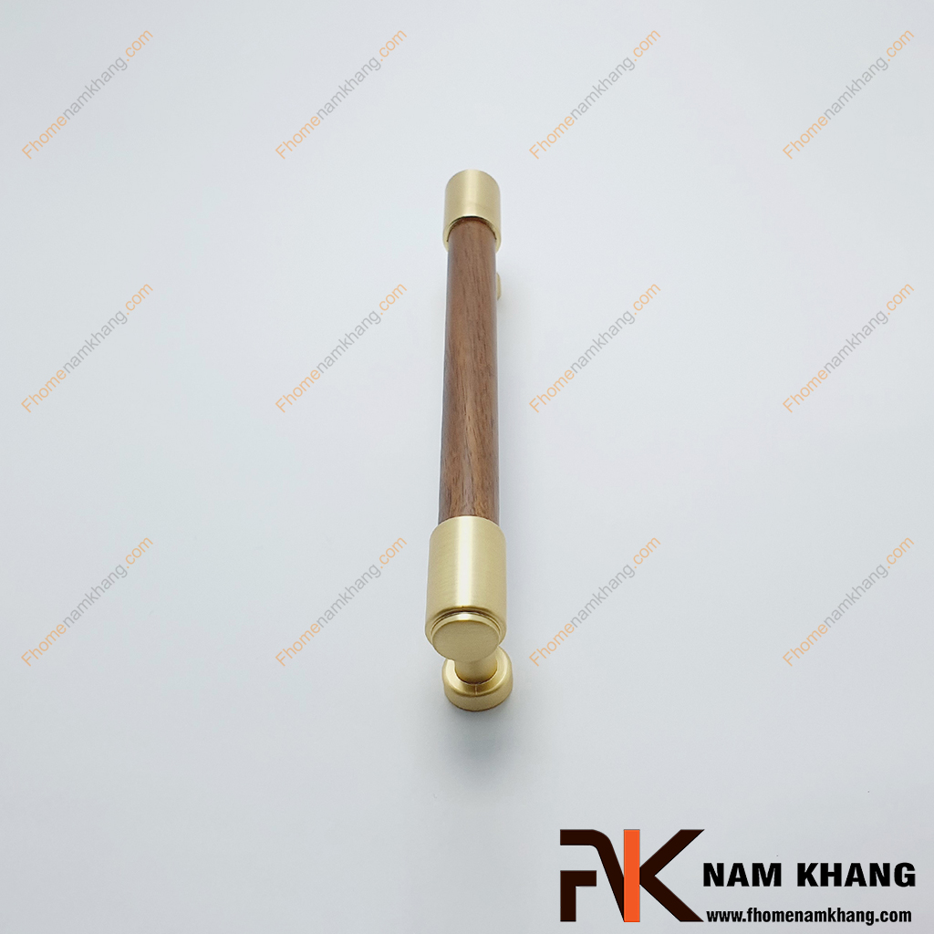 Tay nắm tủ phối gỗ NK465G-96GD, dòng tay nắm mạ vàng 2 đầu và phần thân tròn sử dụng phối gỗ ấn tượng và sang trọng.