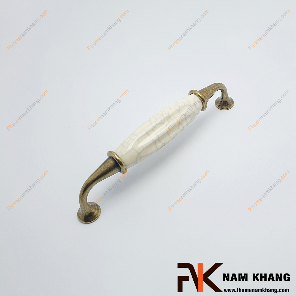 Tay nắm phối sứ cổ điển NK221-128DC Sản phẩm tay nắm cửa tủ mang phong cách cổ điển với thiết kế thanh lịch và cân đối.