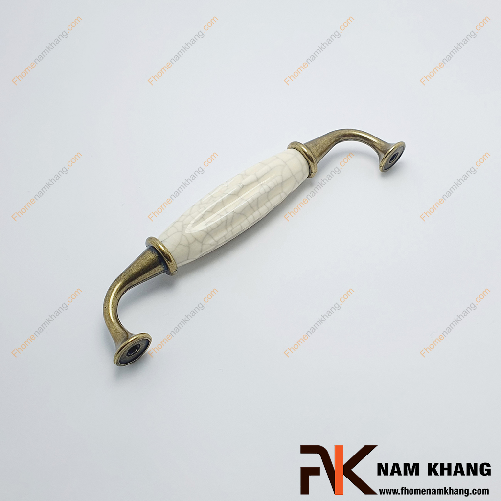 Tay nắm phối sứ cổ điển NK221-128DC Sản phẩm tay nắm cửa tủ mang phong cách cổ điển với thiết kế thanh lịch và cân đối.