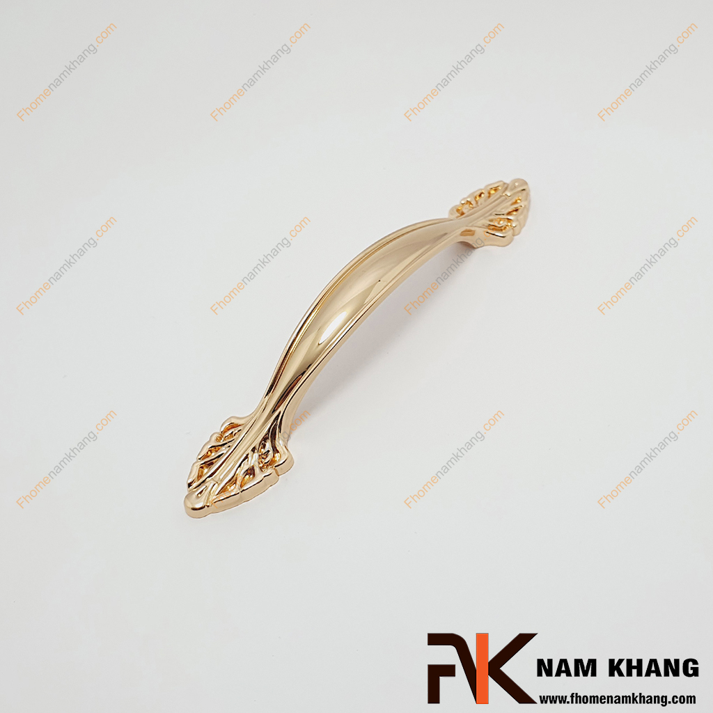 Tay nắm tủ cổ điển vàng bóng NK042L-V là dạng tay nắm tủ phong cách cổ điển & tân cổ điển với các đường nét đối xứng thân tay nắm.