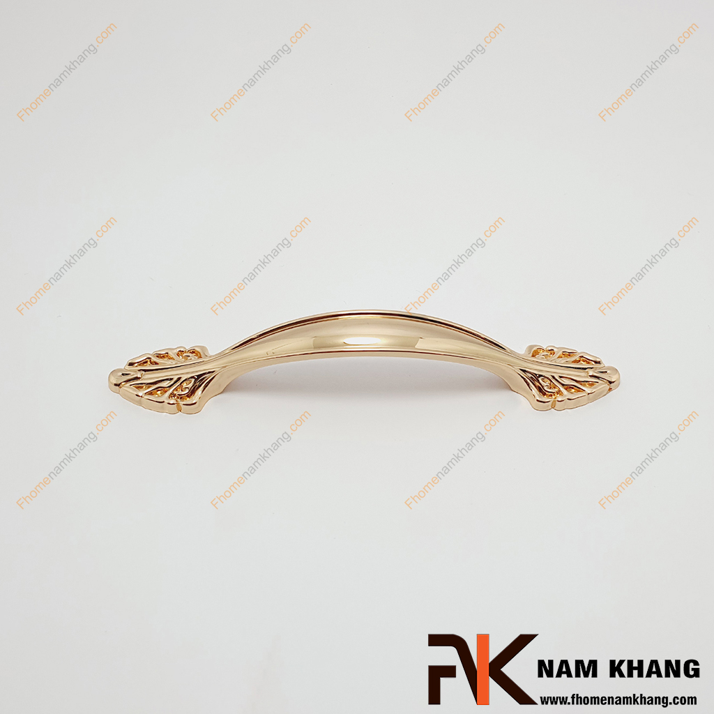 Tay nắm tủ cổ điển vàng bóng NK042L-V là dạng tay nắm tủ phong cách cổ điển & tân cổ điển với các đường nét đối xứng thân tay nắm.