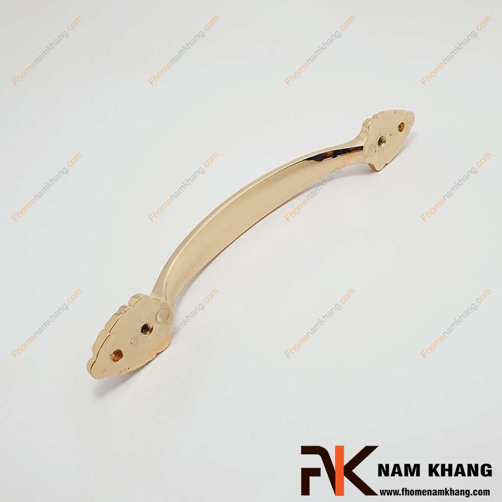 Tay nắm tủ cổ điển vàng bóng NK042L-V là dạng tay nắm tủ phong cách cổ điển & tân cổ điển với các đường nét đối xứng thân tay nắm.