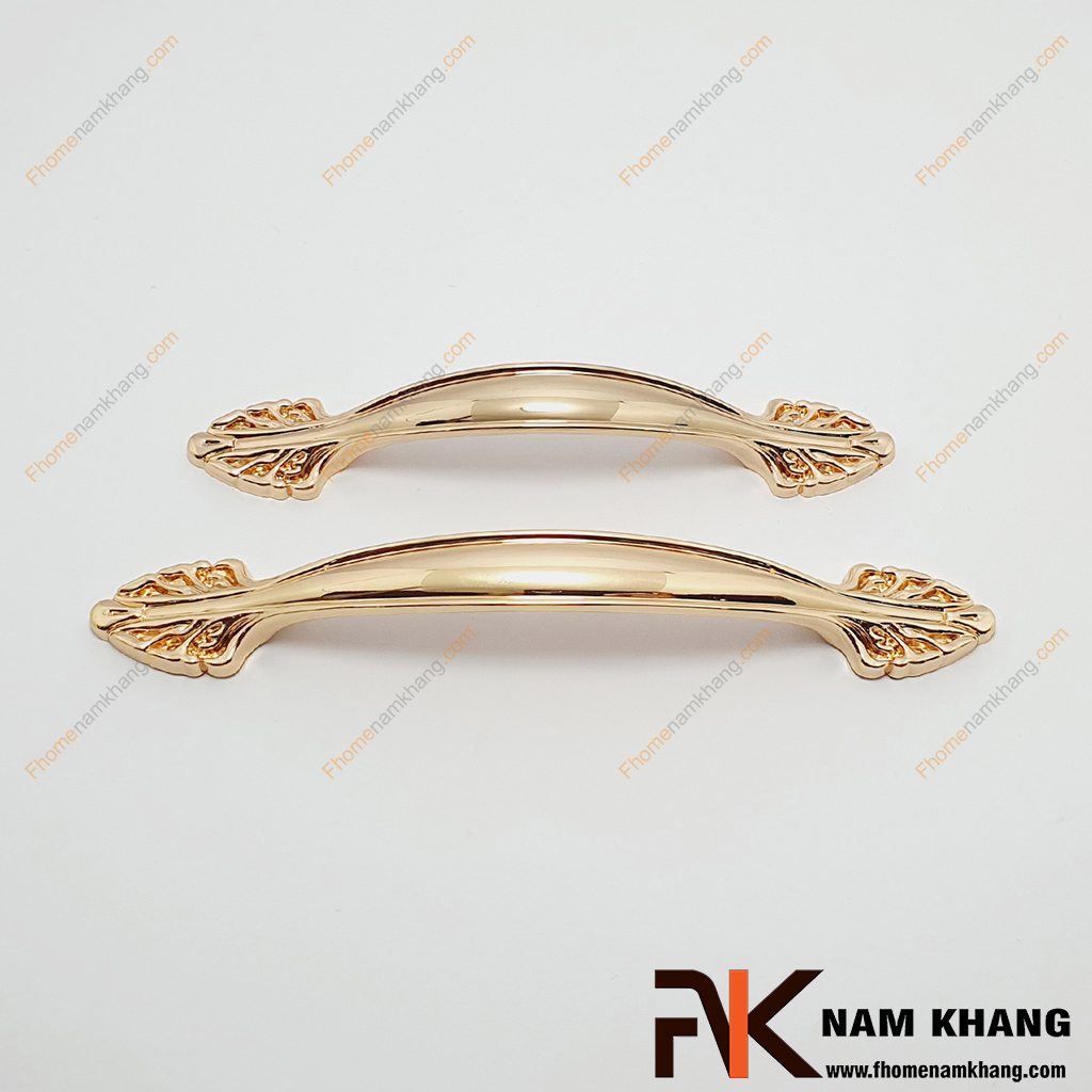 Tay nắm tủ cổ điển vàng bóng NK042L-V là dạng tay nắm tủ phong cách cổ điển & tân cổ điển với các đường nét đối xứng thân tay nắm.