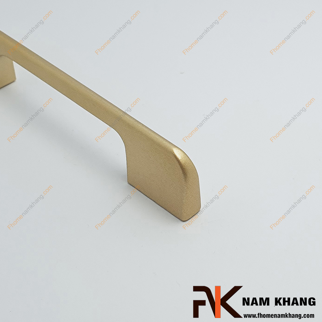 Tay nắm cửa tủ quần áo màu vàng NK260L-96V - mẫu tay nắm cửa tủ dạng thanh ngang, được hoàn thiện với lớp màu vàng mờ cao cấp.