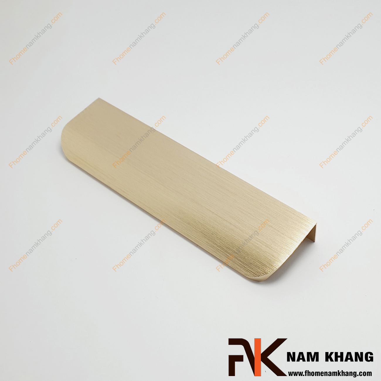 Tay nắm tủ bắt cạnh dạng thanh màu vàng NK312N-V rất đặc trưng bởi thiết kế thanh mỏng dạng chữ V.