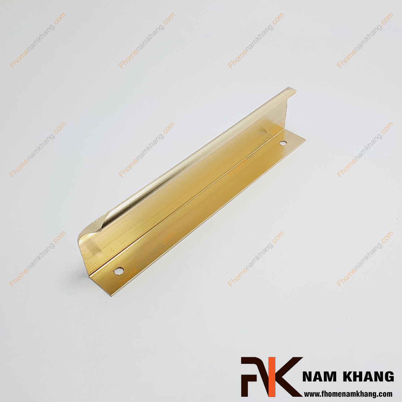 Tay nắm tủ bắt cạnh dạng thanh màu vàng NK312N-V rất đặc trưng bởi thiết kế thanh mỏng dạng chữ V.