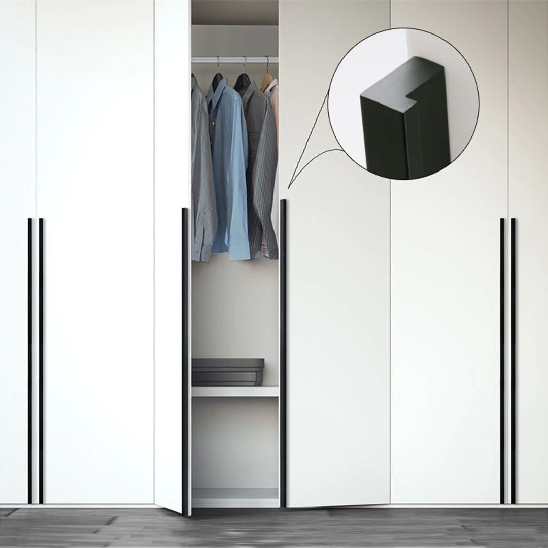 Khi lựa chọn tay nắm tủ áo, ngoài yếu tố thẩm mỹ, chất lượng của sản phẩm cũng rất quan trọng, ảnh hưởng trực tiếp đến sự bền bỉ và tiện dụng trong quá trình sử dụng. Các yếu tố chính ảnh hưởng đến chất lượng tay nắm tủ áo bao gồm chất liệu, kích thước và hoàn thiện bề mặt.