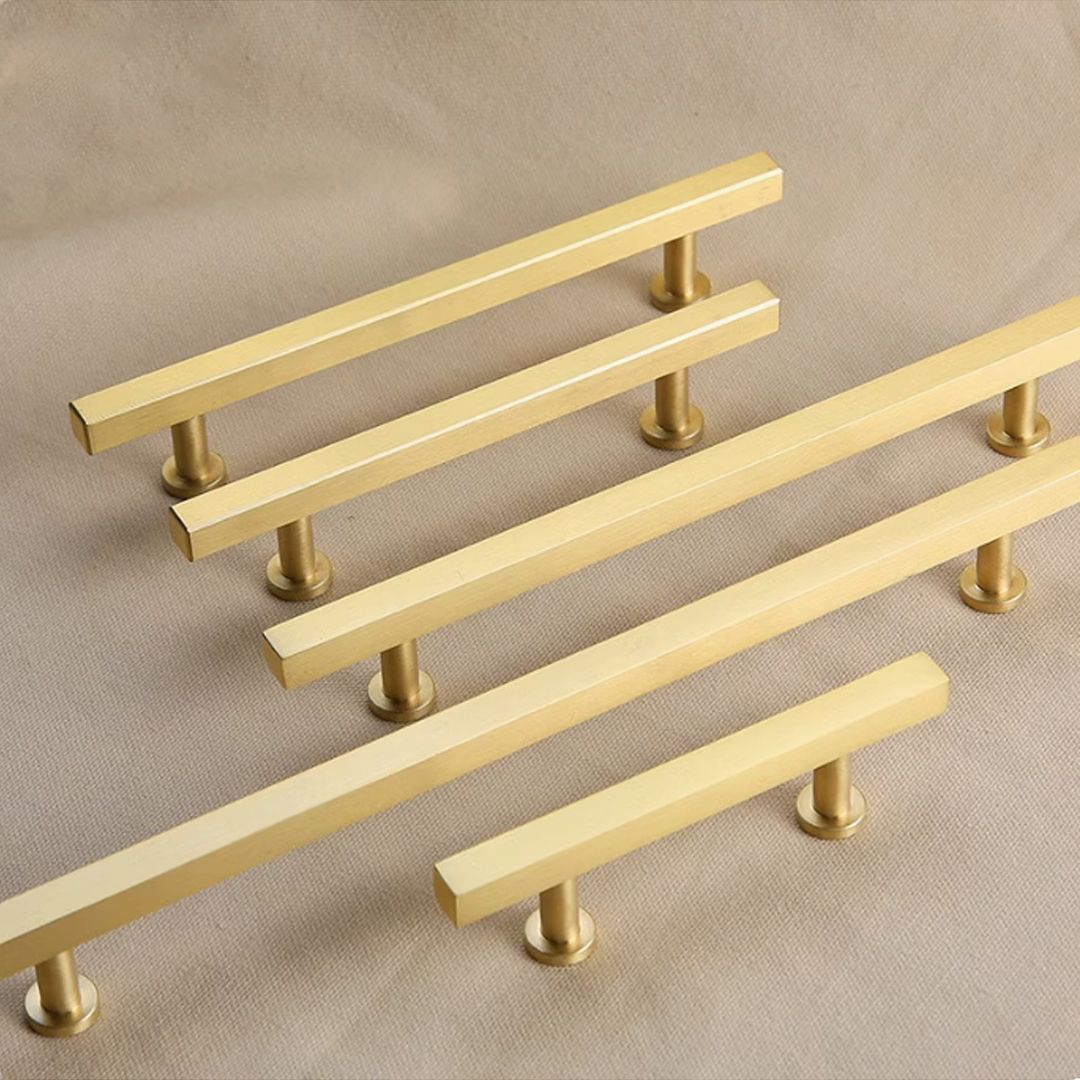 Tay nắm tủ áo bằng đồng mang lại vẻ đẹp sang trọng, quý phái và có độ bền cao. Chất liệu này dễ dàng kết hợp với các phong cách cổ điển hoặc tân cổ điển. Tuy nhiên, đồng có thể bị oxy hóa theo thời gian nếu không được bảo quản tốt.