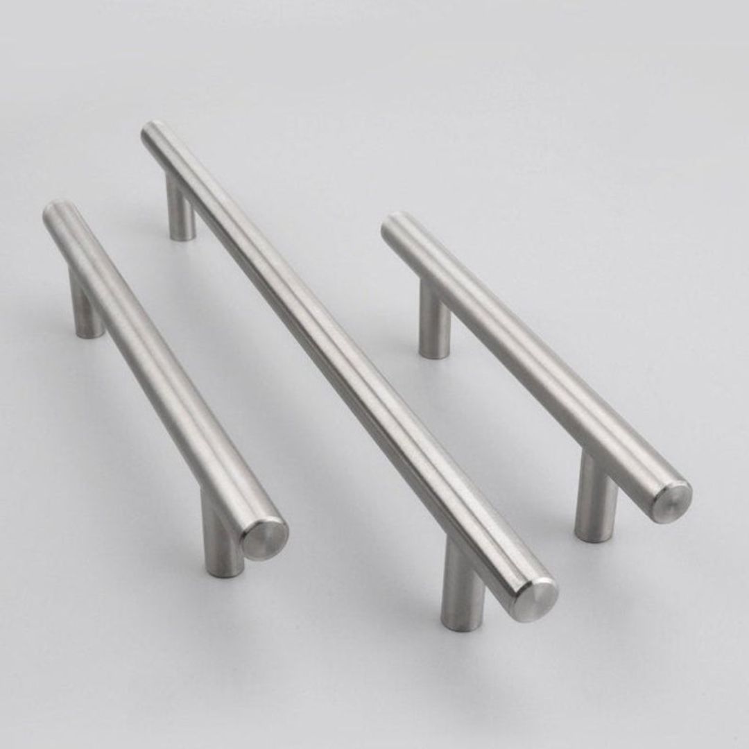 là lựa chọn phổ biến cho không gian hiện đại, tay nắm inox có ưu điểm là độ bền vượt trội, khả năng kháng ăn mòn và dễ dàng vệ sinh. Tuy nhiên, inox có thể thiếu sự ấm áp và gần gũi, không phù hợp với thời tiết lạnh hoặc không gian truyền thống.
