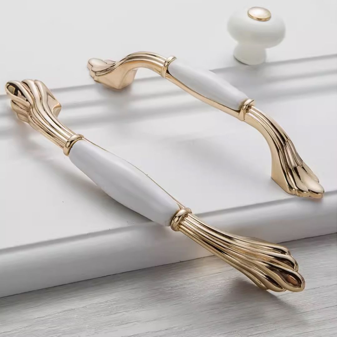 Tay nắm tủ sứ mang lại cảm giác mềm mại, trang nhã, thường được sử dụng trong những không gian có phong cách cổ điển hoặc vintage. Tuy nhiên, tay nắm sứ có thể bị vỡ nếu chịu va đập mạnh.