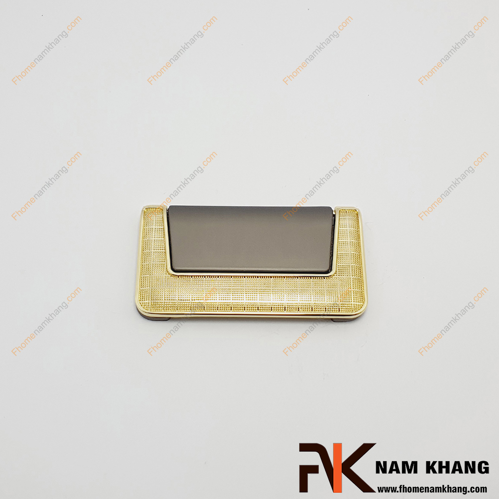 Tay nắm tủ phối hợp màu xám vàng NK138X-XV được sản xuất từ hợp kim cao cấp, sở hữu thiết kế thanh lịch và sang trọng với các đường nét vuông vắn. Sản phẩm có bề mặt được xử lý kỹ thuật cao, đảm bảo độ bền đẹp theo thời gian sử dụng.