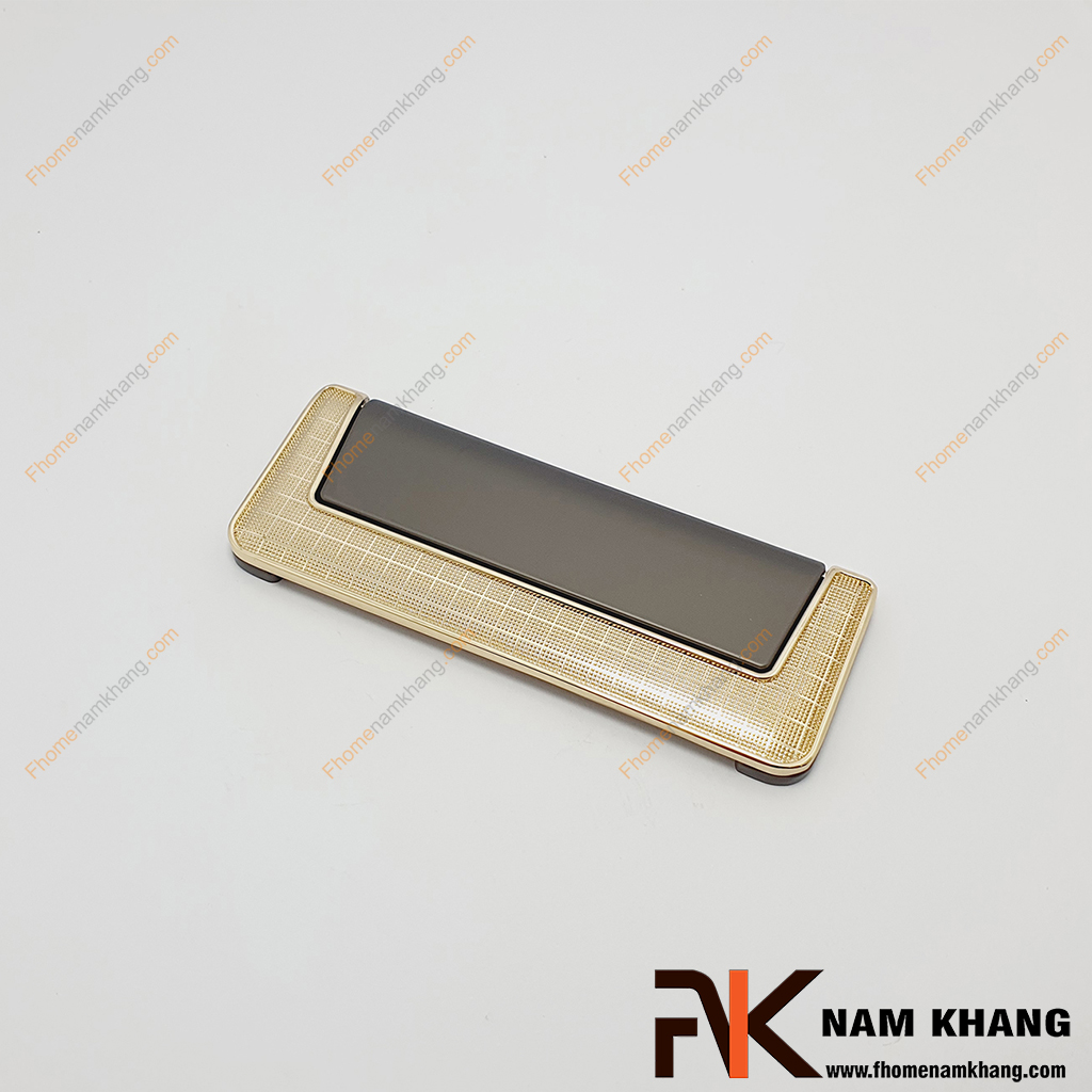 Tay nắm tủ phối hợp màu xám vàng NK138X-XV được sản xuất từ hợp kim cao cấp, sở hữu thiết kế thanh lịch và sang trọng với các đường nét vuông vắn. Sản phẩm có bề mặt được xử lý kỹ thuật cao, đảm bảo độ bền đẹp theo thời gian sử dụng.