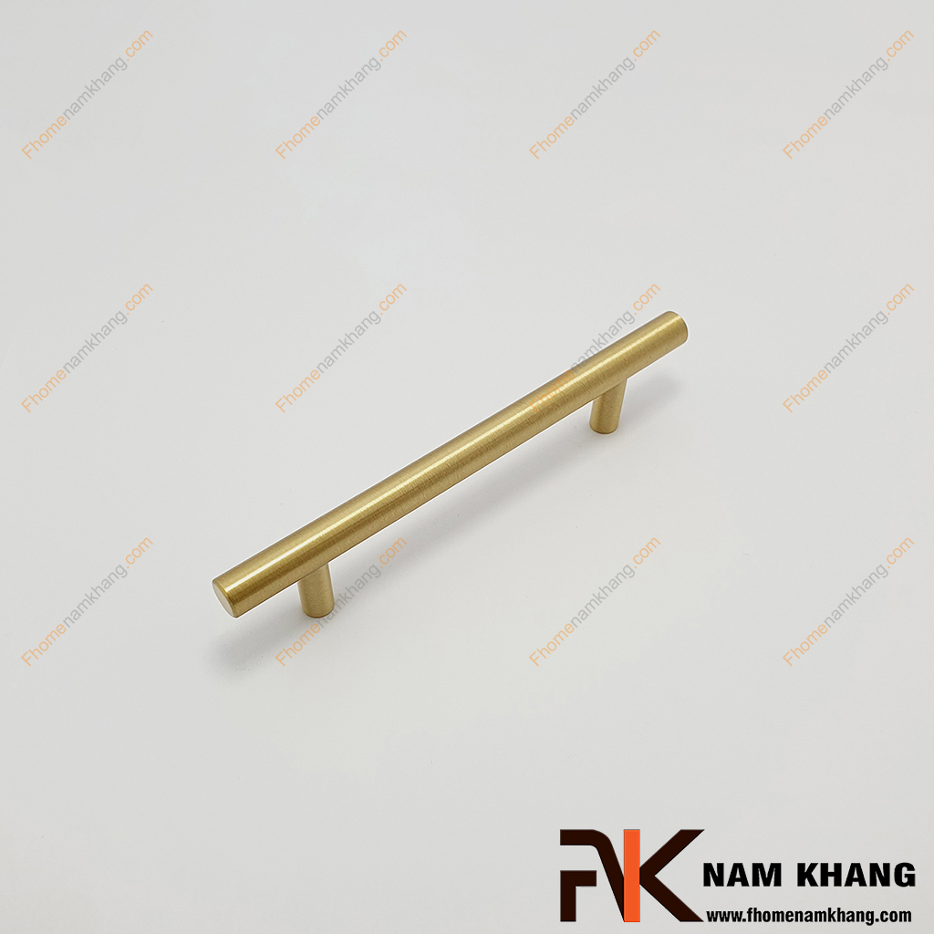 Tay nắm tủ thanh tròn phi 10mm bằng đồng NK238D-DVM hình dáng trụ tròn dài, với chân đế trụ bền chặt giúp gắn cố định với bề mặt cánh cửa tủ.