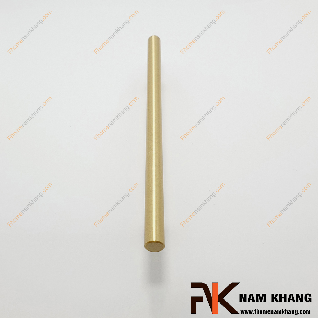 Tay nắm tủ thanh tròn phi 10mm bằng đồng NK238D-DVM hình dáng trụ tròn dài, với chân đế trụ bền chặt giúp gắn cố định với bề mặt cánh cửa tủ.