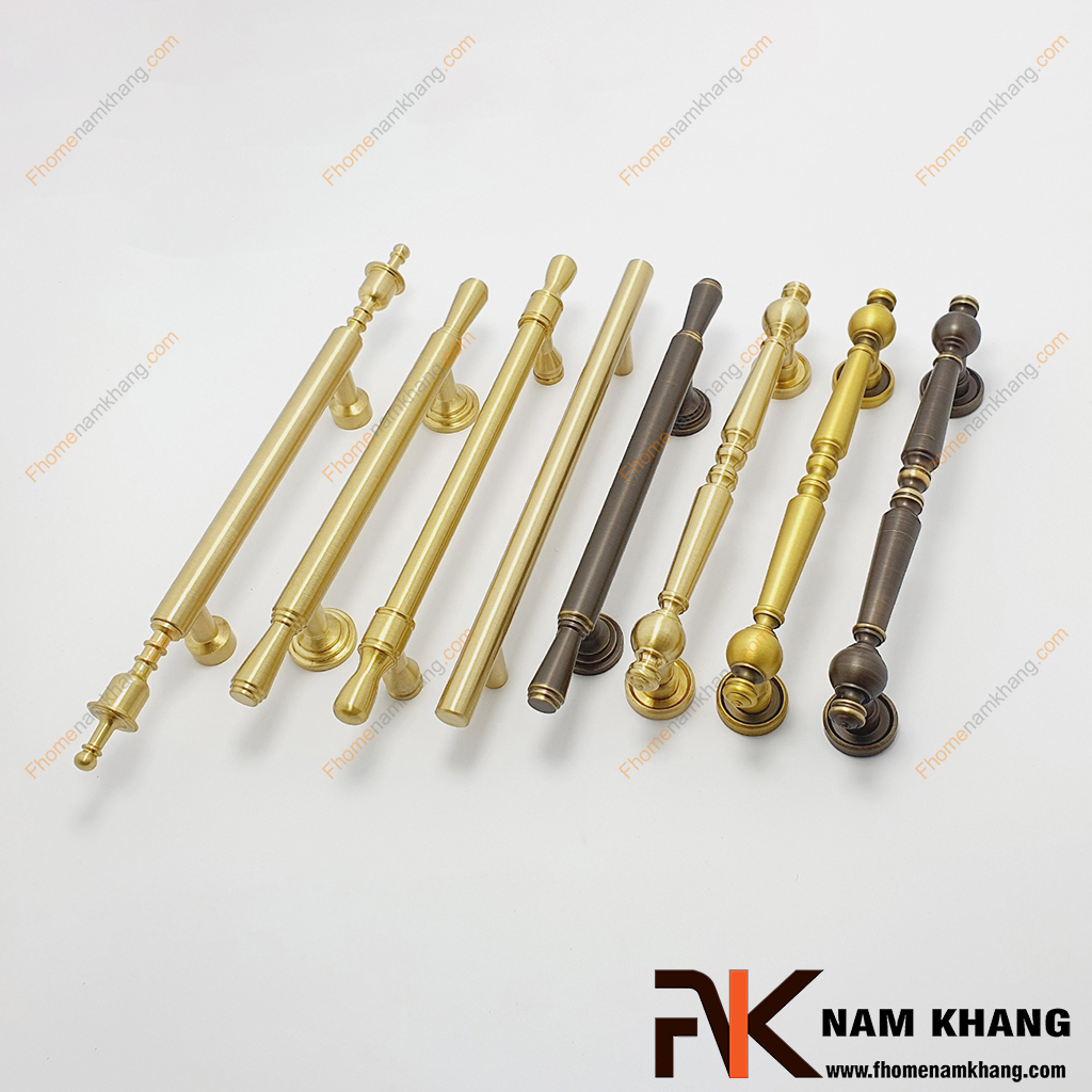 Tay nắm tủ thanh tròn phi 10mm bằng đồng NK238D-DVM hình dáng trụ tròn dài, với chân đế trụ bền chặt giúp gắn cố định với bề mặt cánh cửa tủ.