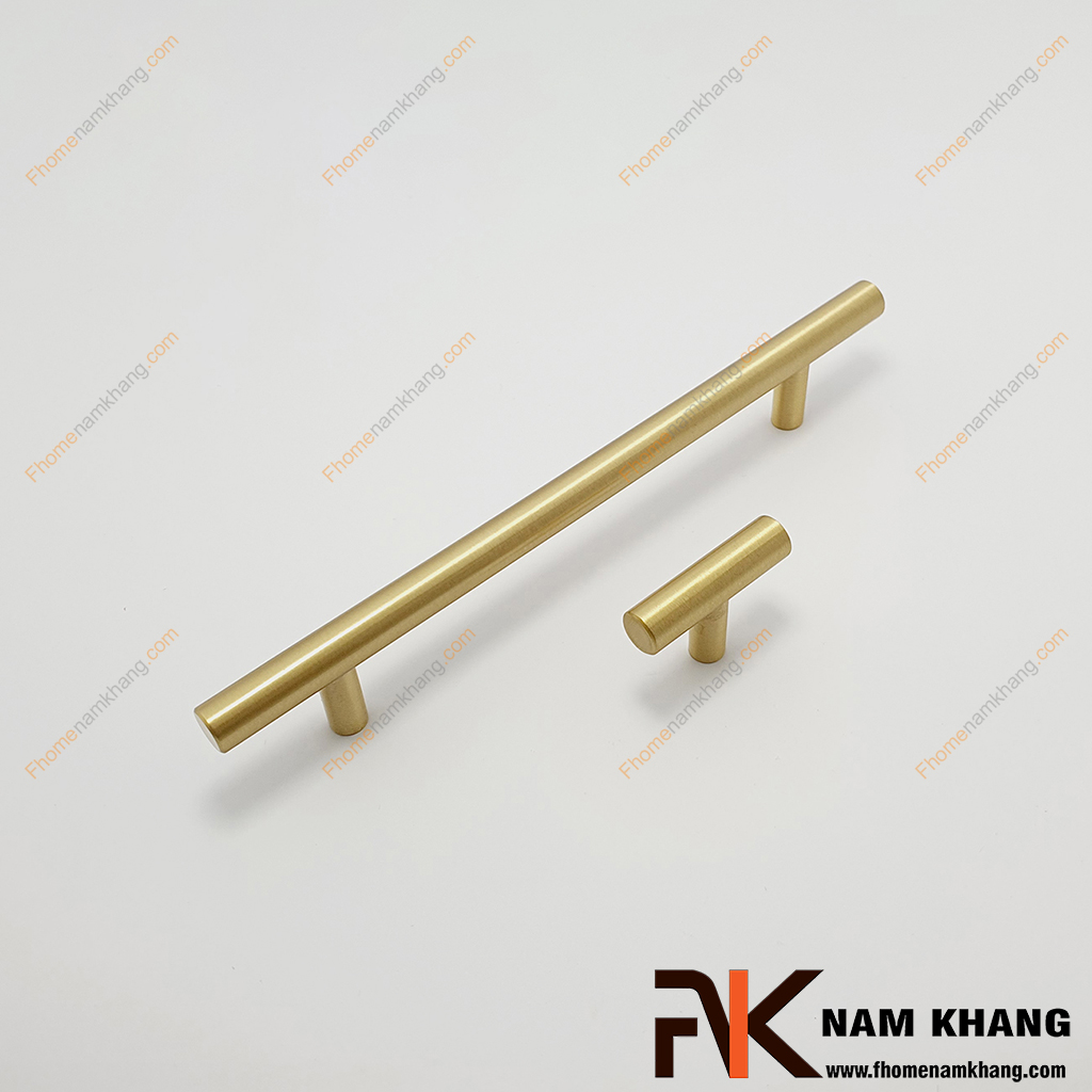 Tay nắm tủ thanh tròn phi 10mm bằng đồng NK238D-DVM hình dáng trụ tròn dài, với chân đế trụ bền chặt giúp gắn cố định với bề mặt cánh cửa tủ.