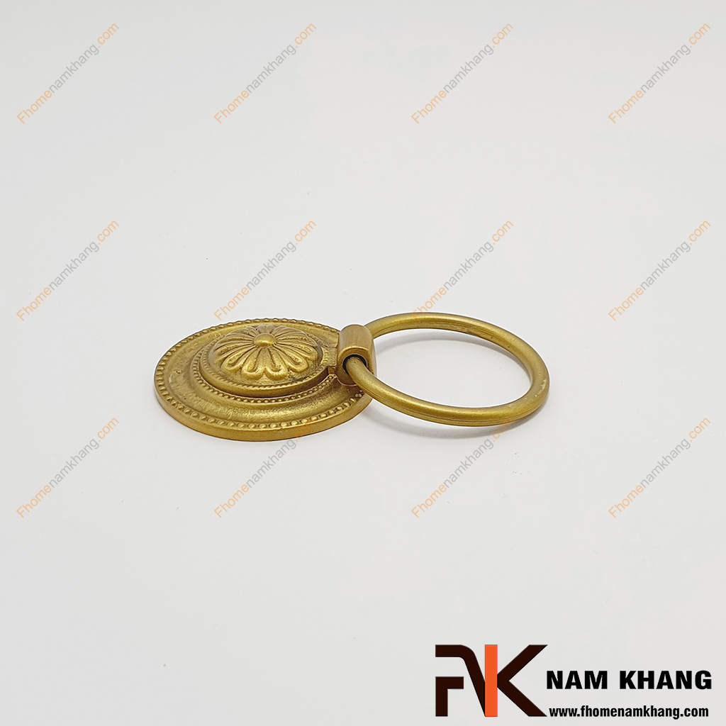 Tay nắm tủ vòng đồng cổ điển NK224-VM, một thiết kế vòng rơi sang trọng và bền đẹp.