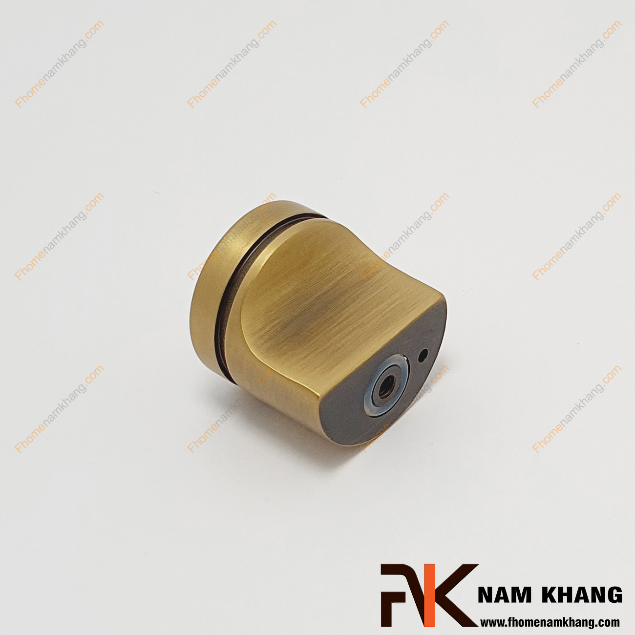 Núm cửa tủ dạng tròn bằng đồng NK279A-RD, là một sản phẩm núm tủ nhỏ gọn thiết kế dạng trụ tròn và có phần khuyết để cầm nắm dễ dàng hơn.