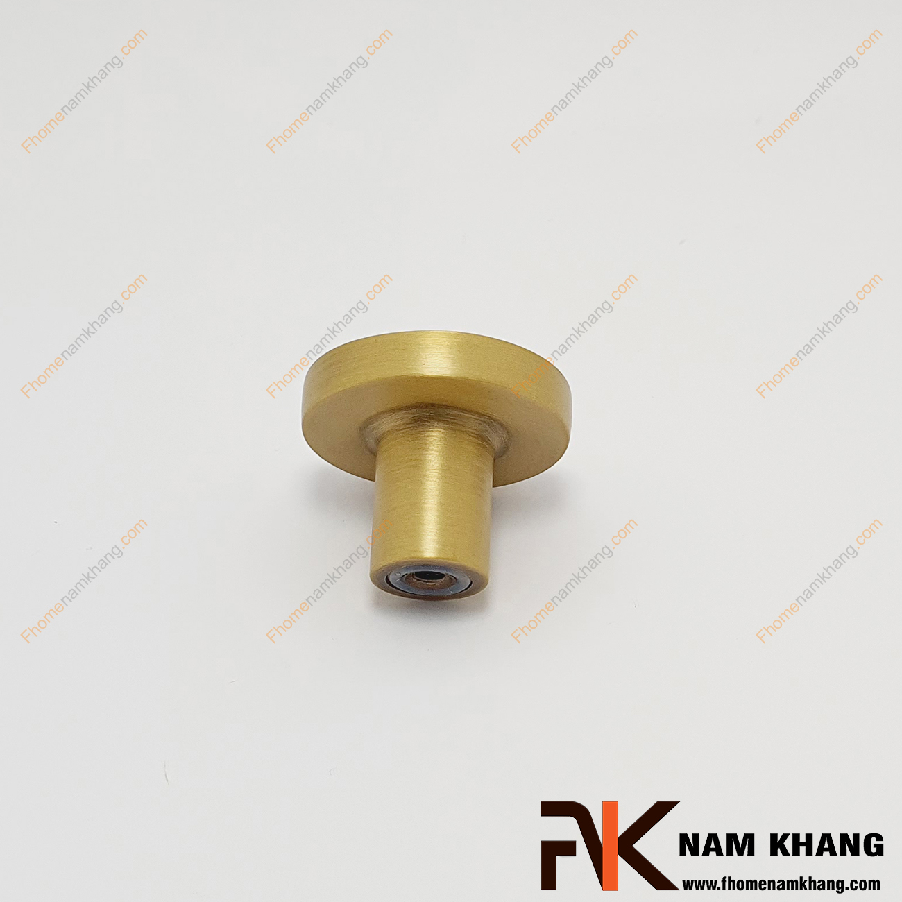 Núm cửa tủ cao cấp bằng đồng NK455A-R, dáng núm tròn trơn màu đồng vàng xước ấn tượng, lắp đặt bằng vít khoan âm cực kỳ an toàn khi sử dụng.
