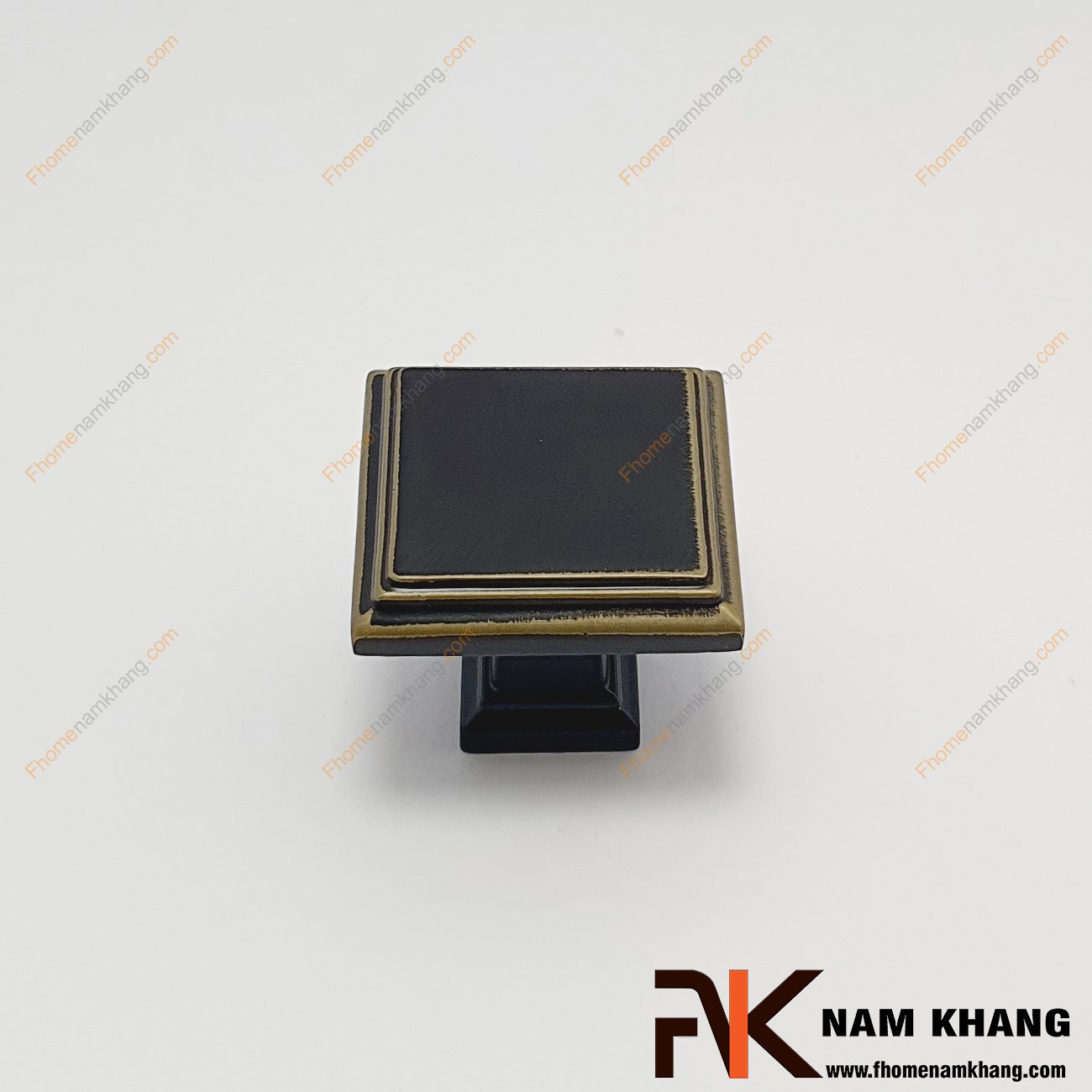 Núm cửa tủ dạng vuông màu đen viền vàng NK230N-DV có thiết kế đơn giản từ hợp kim cao cấp với khuôn dạng đầu vuông và đế vuông đứng. Sản phẩm giúp thực hiện thao tác đóng mở cánh cửa tủ trở nên dễ dàng và thuận tiện. 