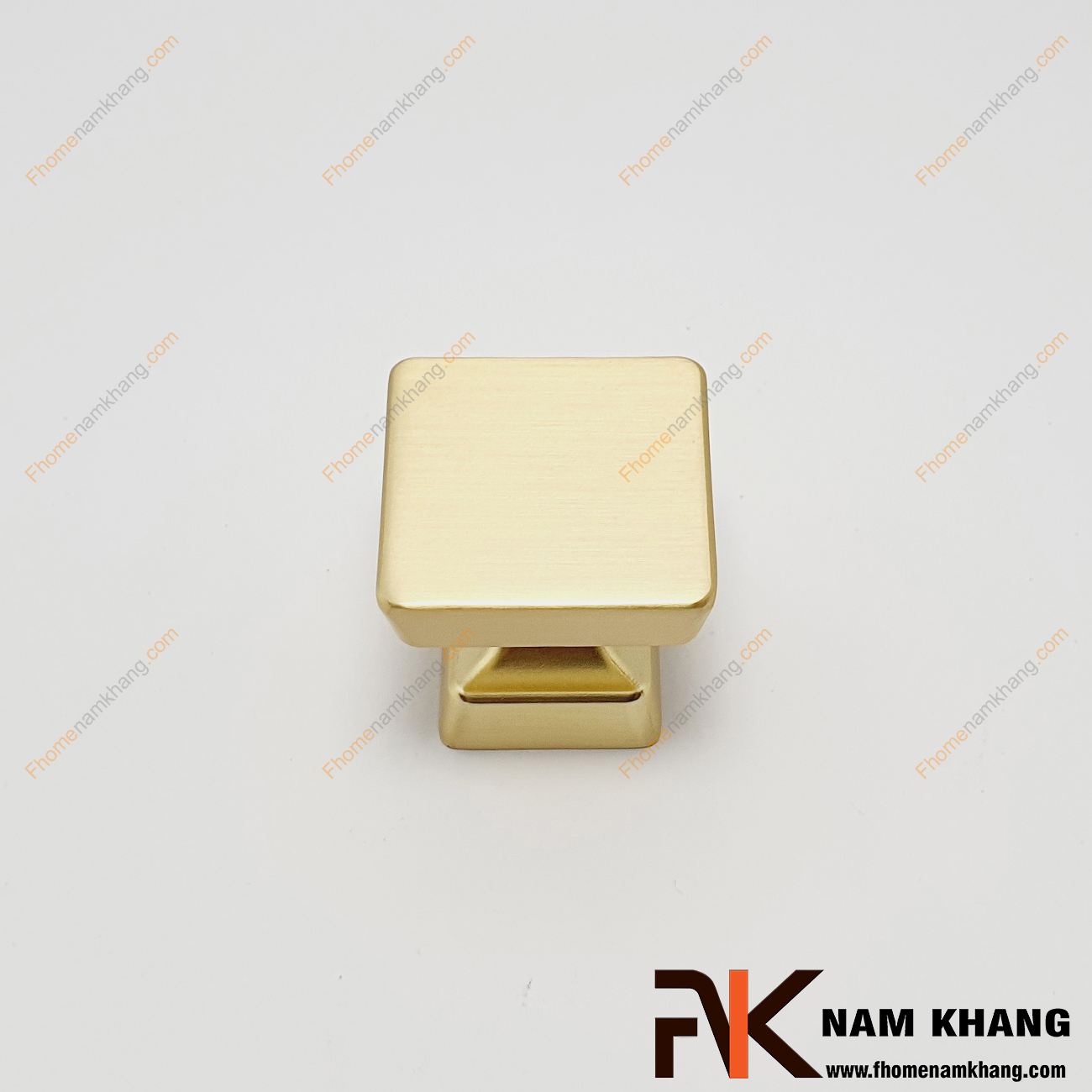 Núm cửa tủ dạng vuông màu vàng mờ xước NK206L-VM, dáng núm vuông trơn với bề mặt có nét xước cực đẹp. Đây là mẫu núm tủ có đế lớn và vuông mang cảm giac cầm nắm thoải mái và độ bền cao.