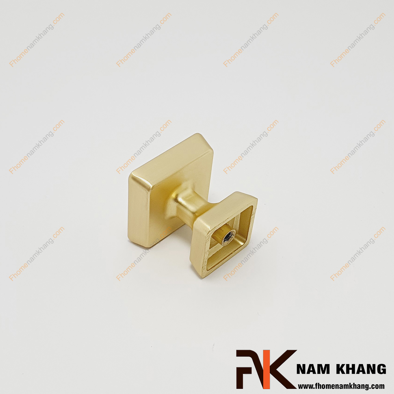 Núm cửa tủ dạng vuông màu vàng mờ xước NK206L-VM, dáng núm vuông trơn với bề mặt có nét xước cực đẹp. Đây là mẫu núm tủ có đế lớn và vuông mang cảm giac cầm nắm thoải mái và độ bền cao.
