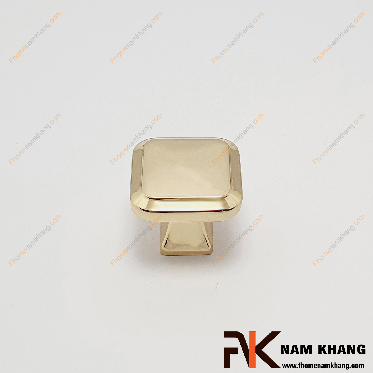 Núm cửa tủ dạng vuông màu vàng ánh kim NK206V-VB có thiết kế đơn giản từ hợp kim cao cấp với khuôn dạng đầu vuông và đế bo viền cứng cáp. Sản phẩm giúp thực hiện thao tác đóng mở cánh cửa tủ trở nên dễ dàng và thuận tiện. 