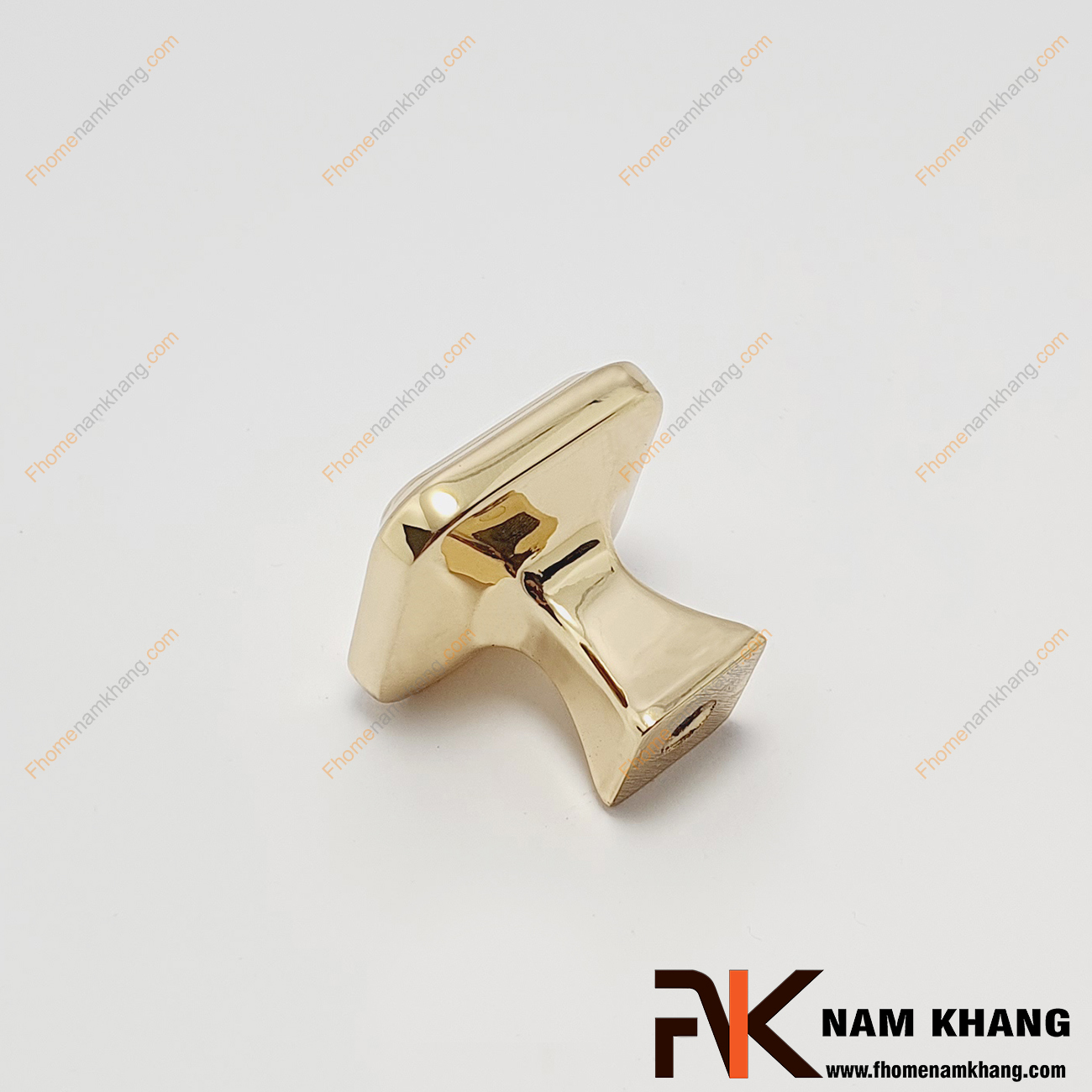 Núm cửa tủ dạng vuông màu vàng ánh kim NK206V-VB có thiết kế đơn giản từ hợp kim cao cấp với khuôn dạng đầu vuông và đế bo viền cứng cáp. Sản phẩm giúp thực hiện thao tác đóng mở cánh cửa tủ trở nên dễ dàng và thuận tiện. 