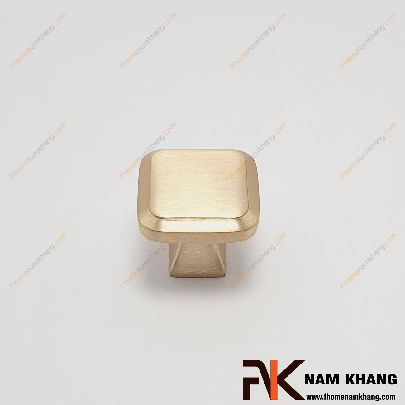 Núm cửa tủ dạng vuông màu vàng mờ NK206V-VM có thiết kế đơn giản từ hợp kim cao cấp với khuôn dạng đầu vuông và đế bo viền cứng cáp. Sản phẩm giúp thực hiện thao tác đóng mở cánh cửa tủ trở nên dễ dàng và thuận tiện. 
