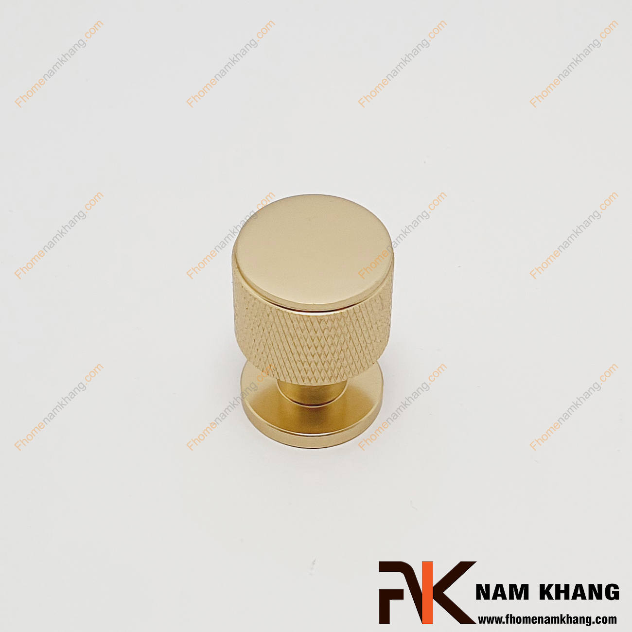 Núm cửa tủ dạng tròn màu đồng vàng NK207T-VH, sản phẩm phụ kiện tủ kệ dạng tròn, trên thân của núm cửa bố trí vân nổi để tạo cảm giác cầm nắm thoải mái khi thực hiện các thao tác đóng mở cánh cửa tủ.