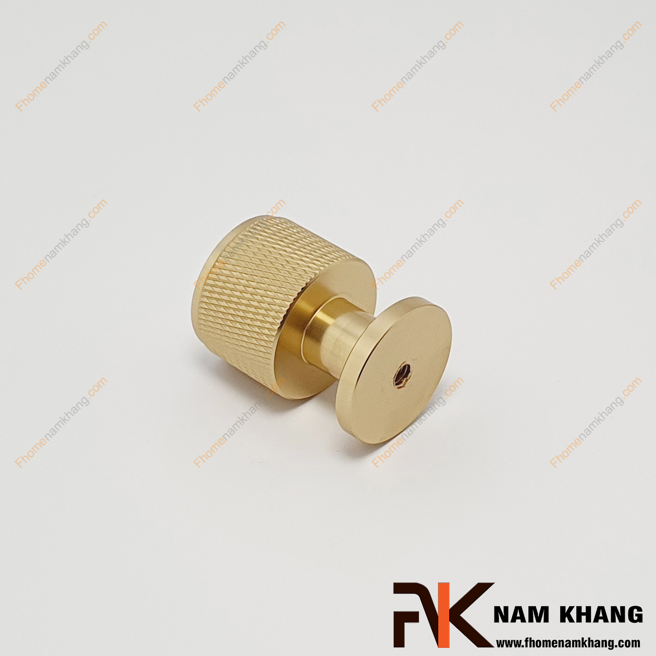 Núm cửa tủ dạng tròn màu đồng vàng NK207T-VH, sản phẩm phụ kiện tủ kệ dạng tròn, trên thân của núm cửa bố trí vân nổi để tạo cảm giác cầm nắm thoải mái khi thực hiện các thao tác đóng mở cánh cửa tủ.