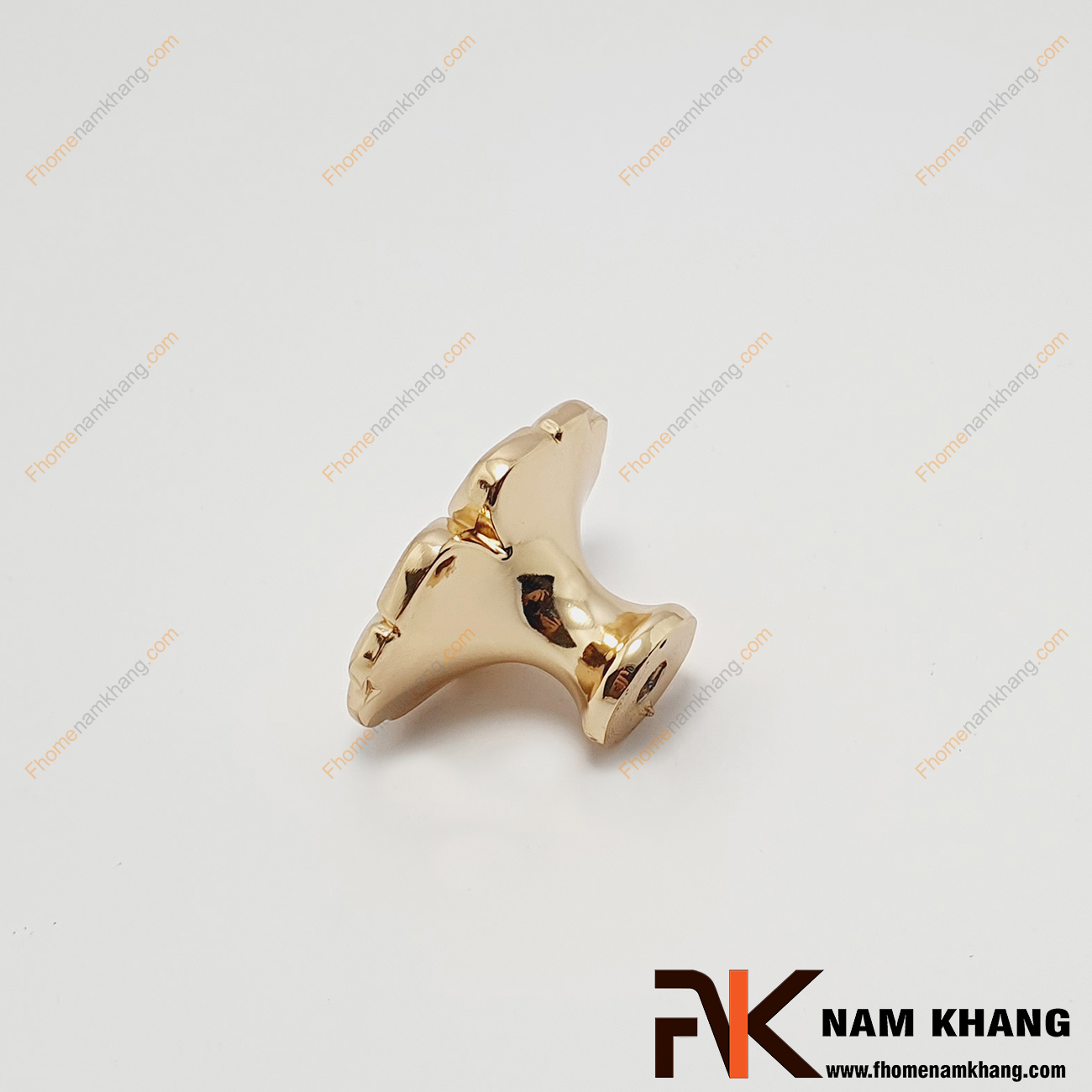 Núm cửa tủ hoa văn cổ điển màu vàng NK252-VB - một kiểu tay nắm dạng hoa đối xứng làm điển nhấn ở giữa của tay nắm. Từng đường nét trên trên thân tay nắm được bo tròn xử lý kỹ thuật cao mang cảm giác mềm mại uyển chuyển.