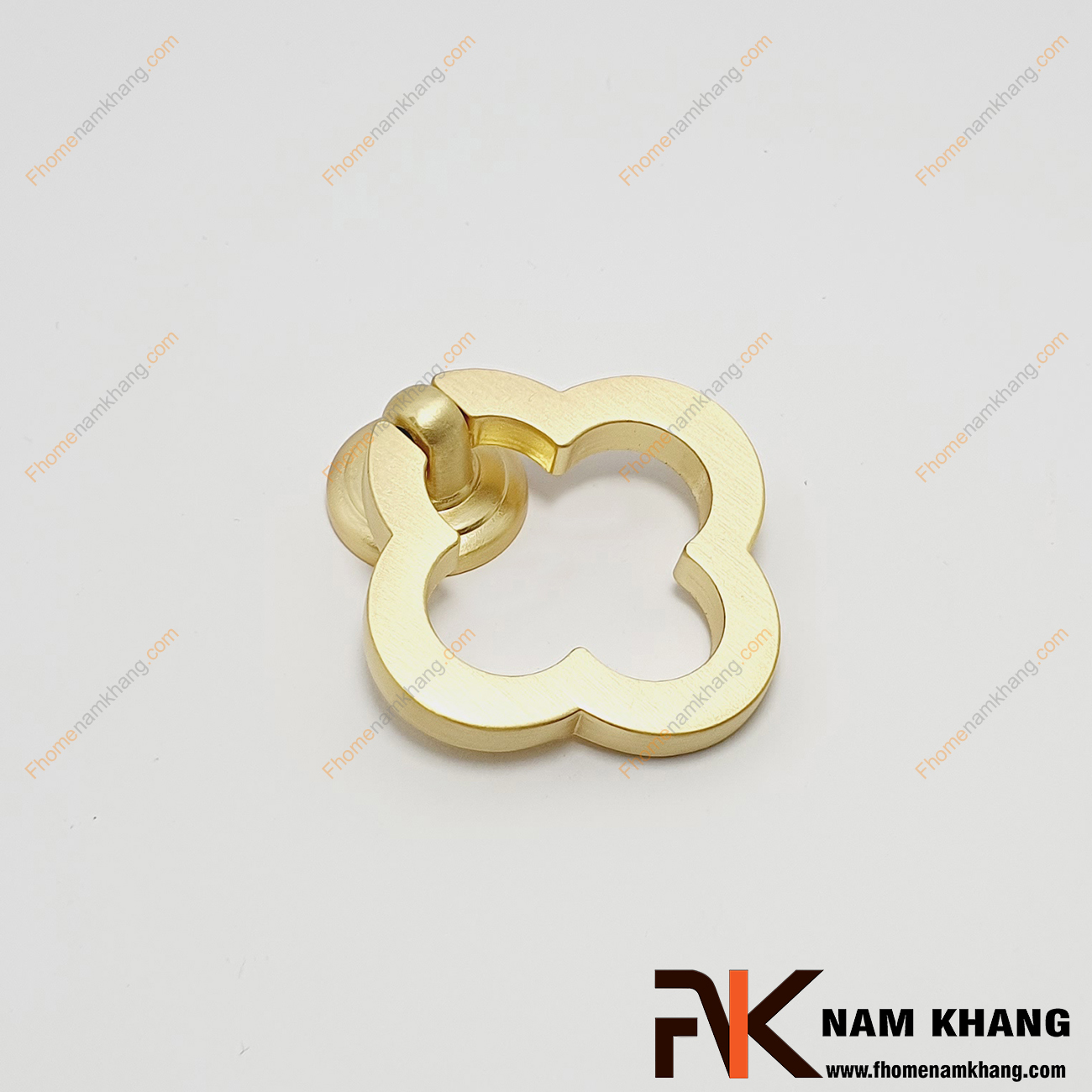 Núm cửa tủ cỏ 4 lá NK287H-VD - một kiểu tay nắm đế tròn với phần khoen tròn thiết kế theo dạng cỏ 4 lá vuông cạnh. Đây là một sản phẩm mang tính phối hợp cao và có thể sử dụng để trang trí trong không gian nội ngoại thất