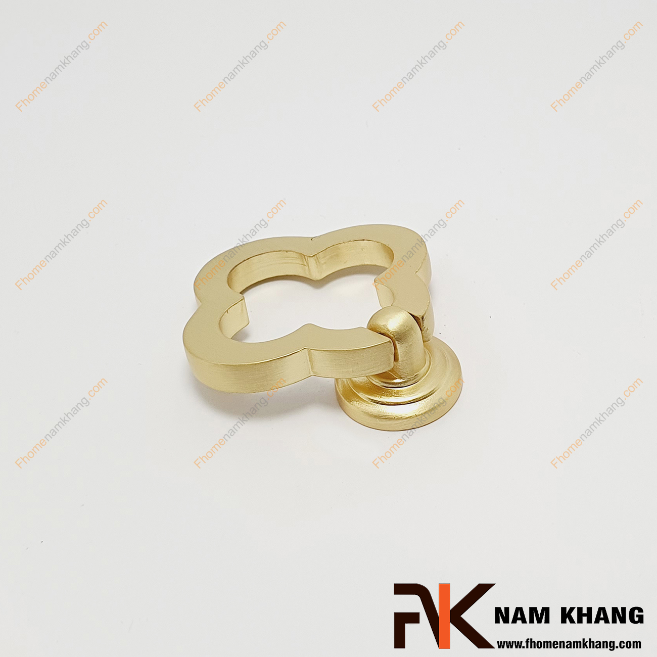 Núm cửa tủ cỏ 4 lá NK287H-VD - một kiểu tay nắm đế tròn với phần khoen tròn thiết kế theo dạng cỏ 4 lá vuông cạnh. Đây là một sản phẩm mang tính phối hợp cao và có thể sử dụng để trang trí trong không gian nội ngoại thất